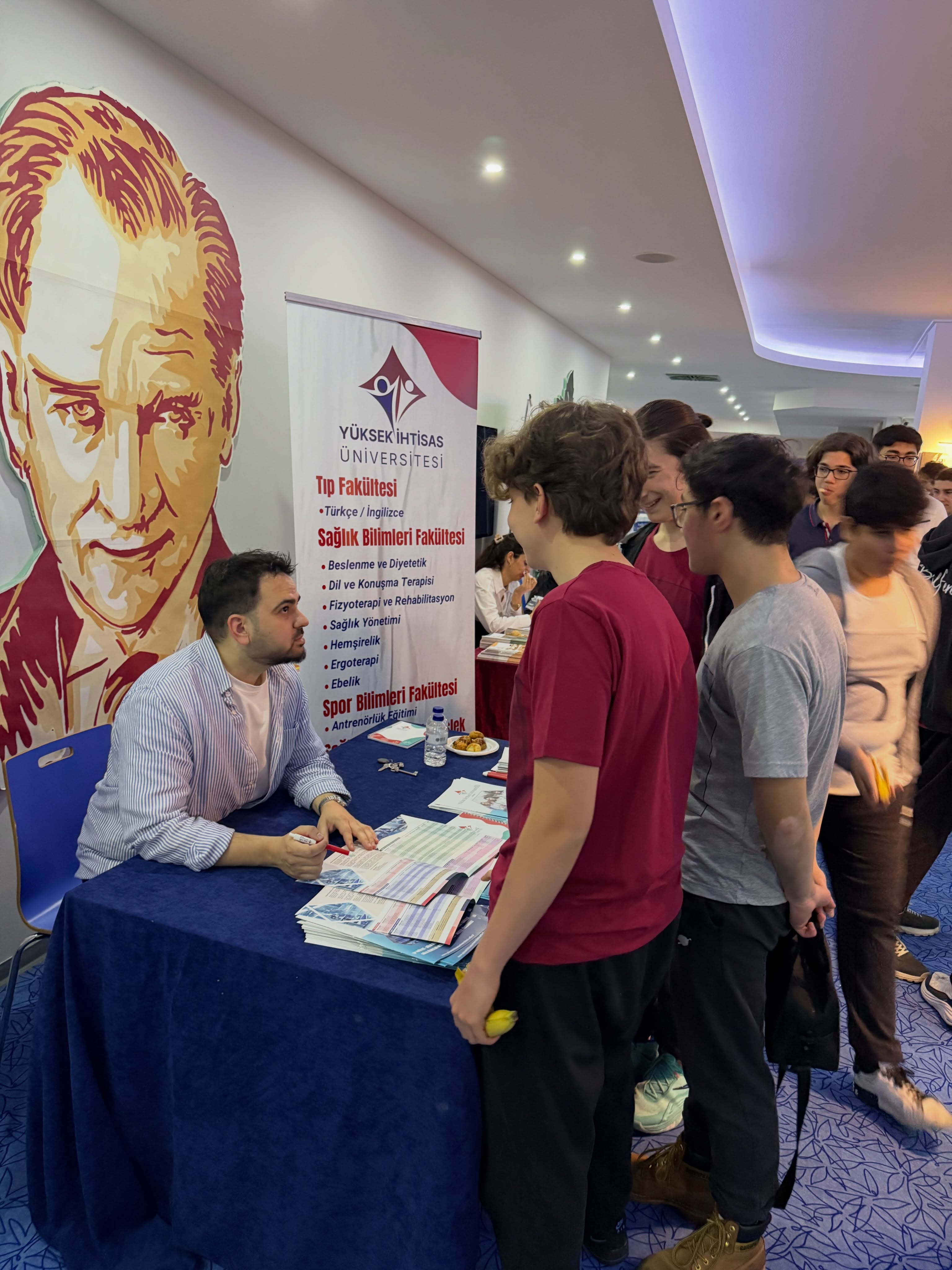 Yüksek İhtisas Üniversitesi - Bilfen Okulları tarafından düzenlenen “Üniversite Tanıtım Fuarı”nda aday öğrencilerimizle bir araya geldik.