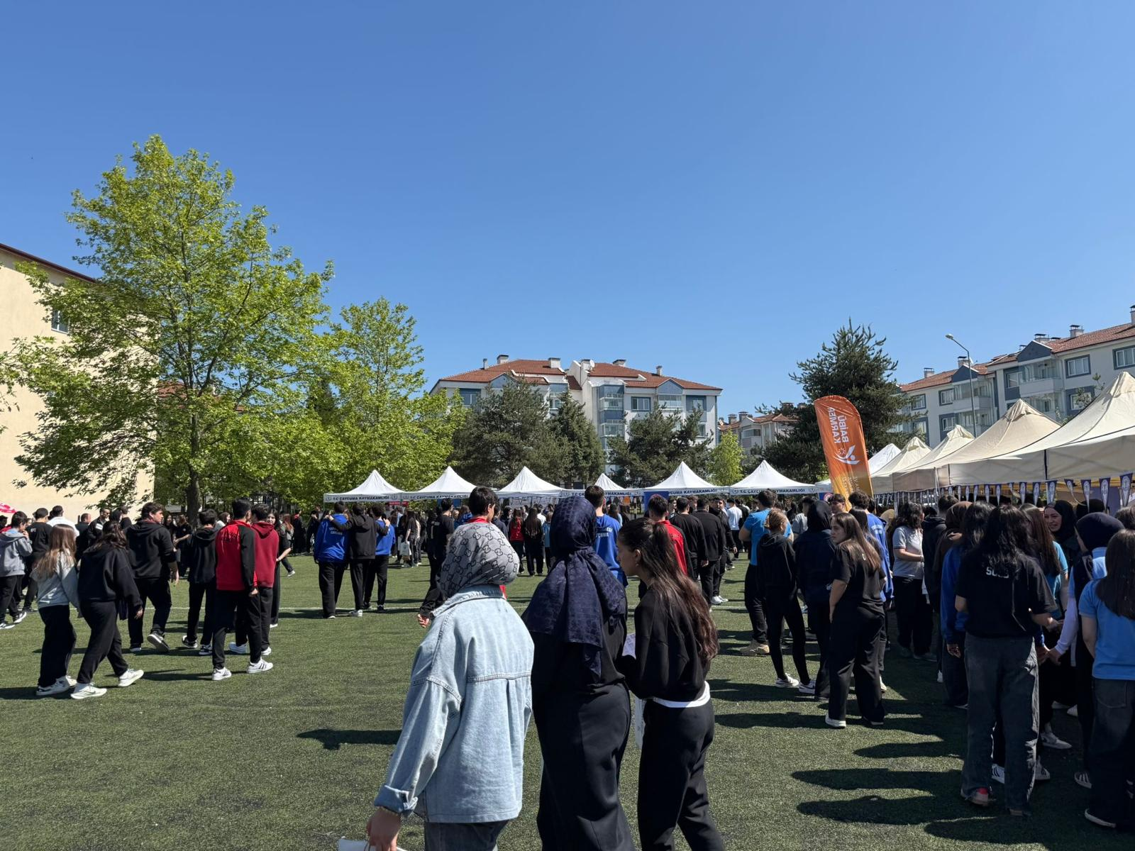 Yüksek İhtisas Üniversitesi - Oktay ve Olcay Yurtbay Anadolu Lisesi'nde düzenlenen üniversite tanıtım fuarına katıldık.